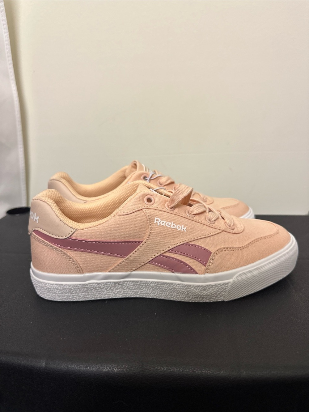 Reebok Women's Size 8 Peach Sneakers